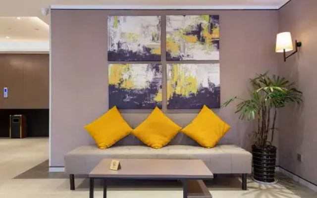 Homeinn Plus Hotel (Danyang Glasses Industrial Park Railway Station)