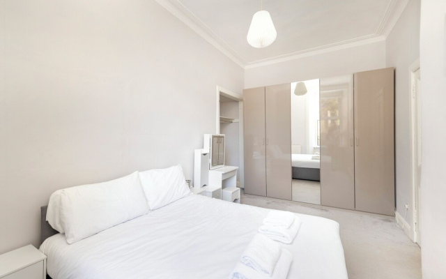 Elegant 2-Bed Flat with Edinburgh Charm