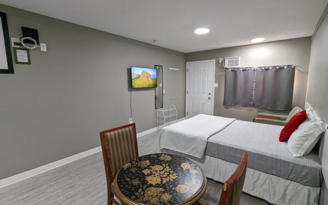Riverside Motel & Suites