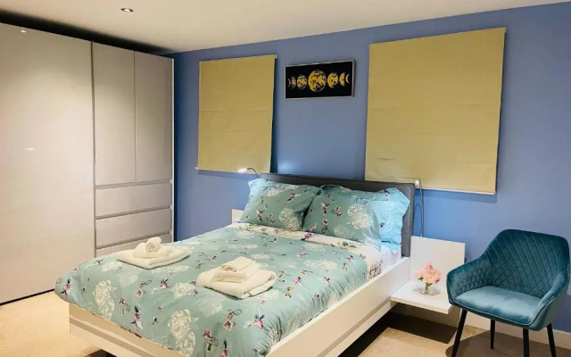 Cheerful 2-Bed Townhouse in Wakefield with Parking