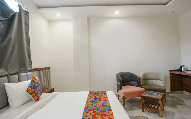 FabHotel Royale 116- Nr. Supertech Medicare Polyclinic Noida