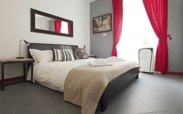 Отель Cozy flat near Colosseum Рим вид на фасад