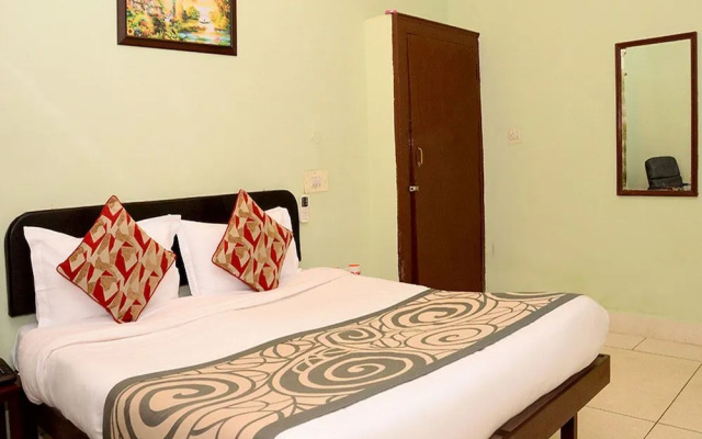 OYO 4255 The Crown Plaza