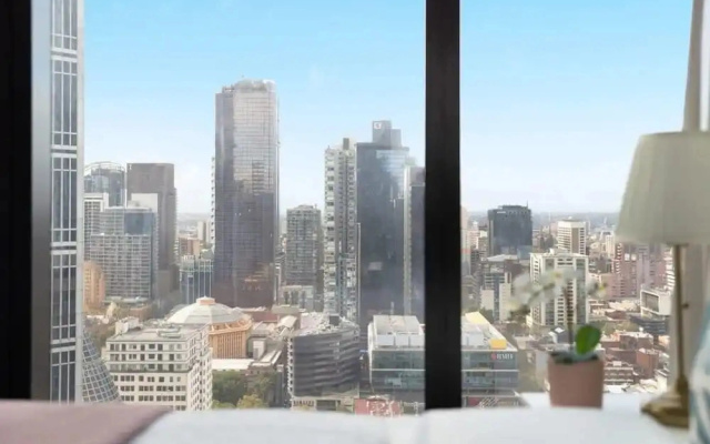 A Chic 2BR Apt Near Melbourne CBD w/ Free Parking