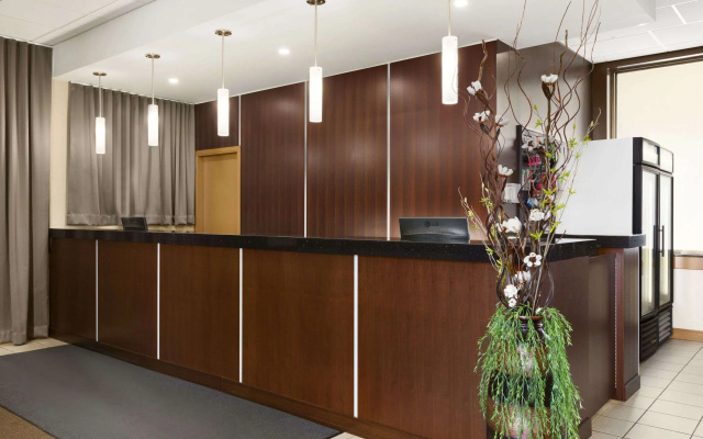 Travelodge by Wyndham Edmonton West