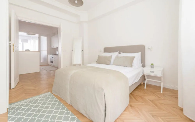 Oasis Apartments At Paulay Ede Street Ii