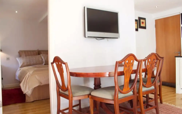 2 Bedroom House With Free Parking