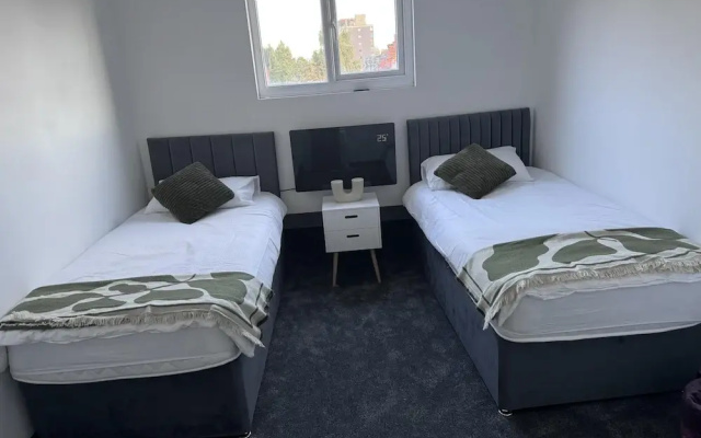 City Apartment Sleeps 5 With Parking