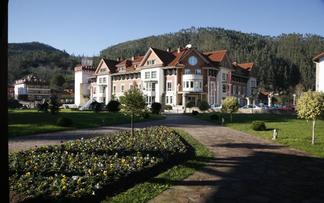 Отель Gran Hotel Balneario Испания, Пуэнте-Вьесго - отзывы, цены и фото номеров - забронировать отель Gran Hotel Balneario онлайн вид на фасад