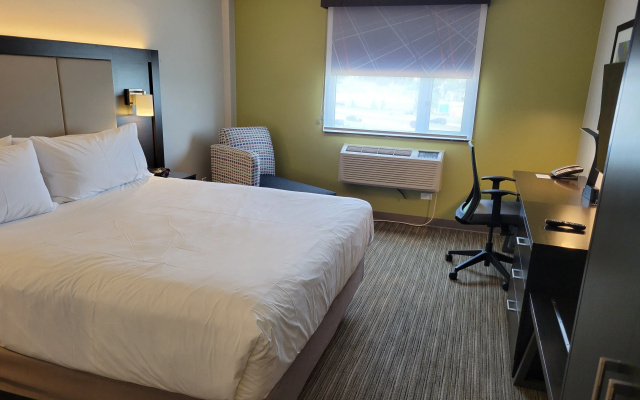 Holiday Inn Express Maspeth by IHG