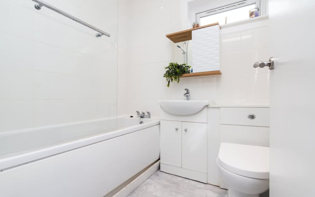 2 Bedroom House-free Parking