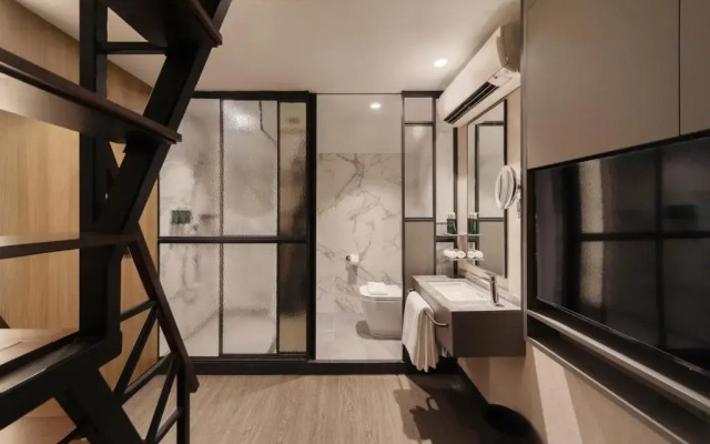 Claude Hotel