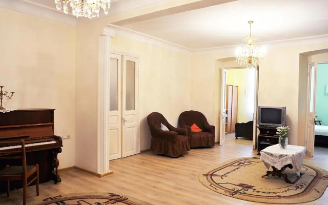 Tea's Apt Near Opera