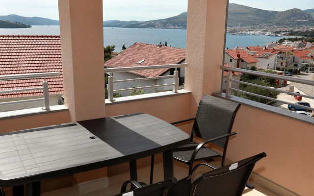 Charming 2-bed Apartment in Okrug Gornji