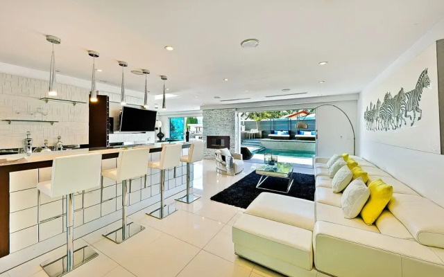 Hollywood Estate With Stunning Views