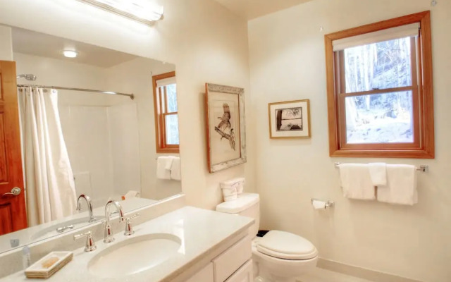 1717 Geneva Drive W - 4 Br Townhouse