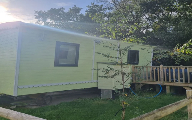 Glamping Hut - Sleeps 2, hot tub & Parking
