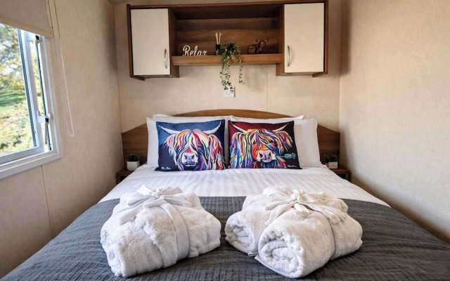 Cabin- Sleeps 8- Hot Tub, Free Parking, Wifi, Pets