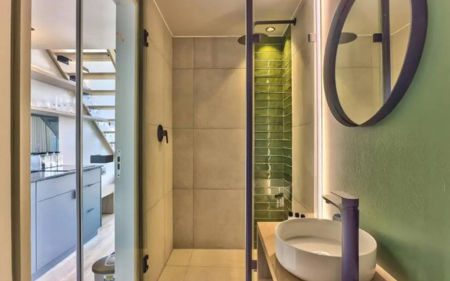 Luxurious Chic Apartment on Top Floor w/ Views