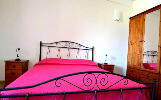 Air-conditioned Apartment Near The Beach With Spacious Balcony & Garden, Pets