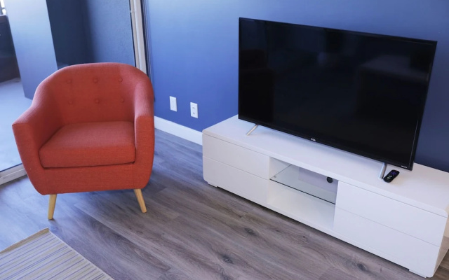 Hollywood Bright Suites