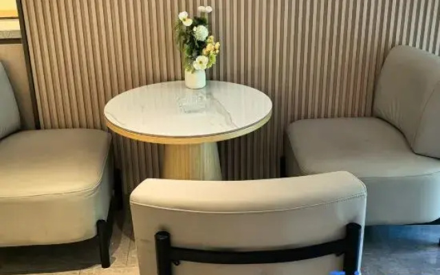Yijia International Hotel (Guanggu Pedestrian Street Guanshan Avenue Subway Station)