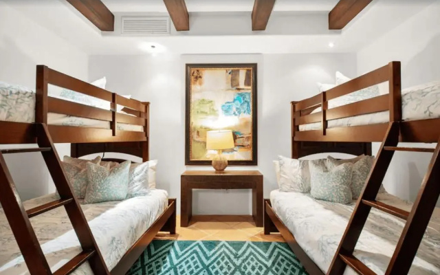 Best Executive-Style Luxury Residence on Property