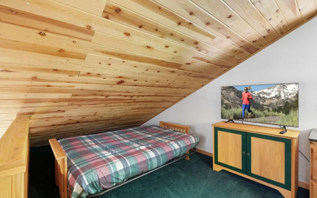 Paradise Pines 3BR Secluded Cabin Minutes in Tahoe Donner!