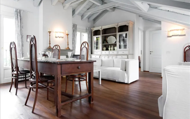 Bright 2bdr Duplex Close to Duomo