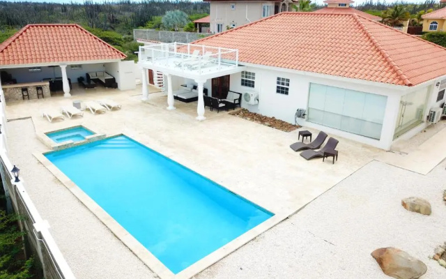 Jolie Villa