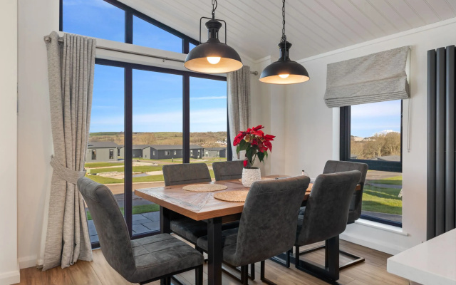 Hiraeth - Luxury Lodge With Hot Tub Close to Beach