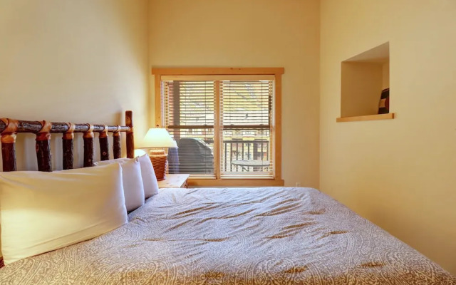 Spacious Top Floor Condo With Awesome Views and Vaulted ceilings - CS425 by Redawning
