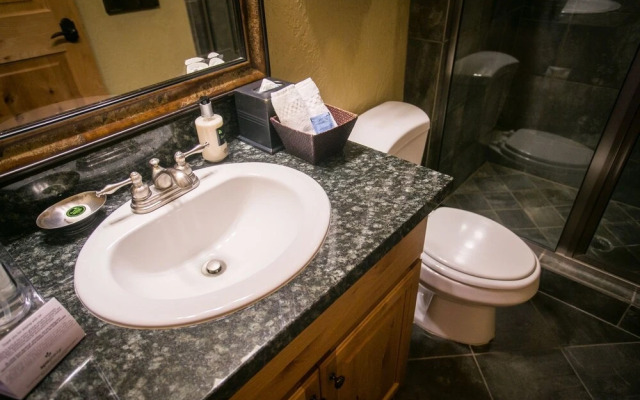 Amazing Mountain Views and Full Kitchen by RedAwning - Save 20% on 7+ Nights!