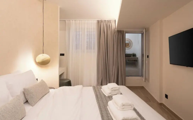 Cozy & Chic Stay Near Metro Station