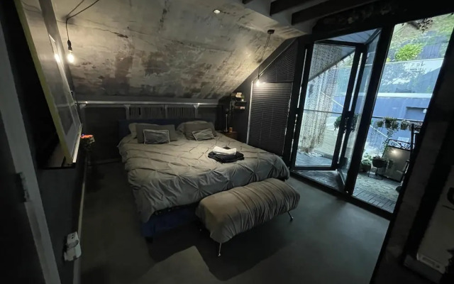 Artsy Retreat - Sleeps 4, Free Parking & Balcony
