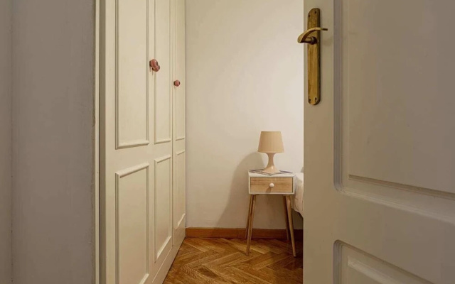 Cute 1 Bed Flat w Balcony, 2 min to Metro