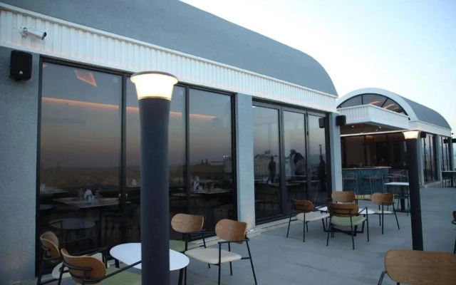 Midpoint Hotel