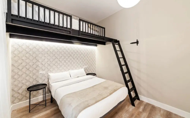 Bright & Spacious Three Bedroom Apartment in Centro