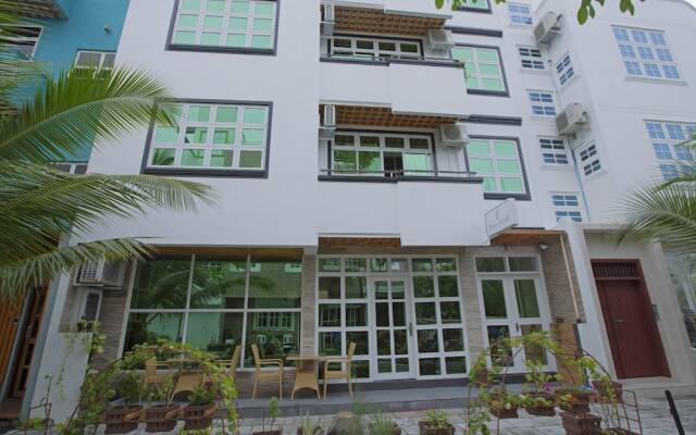 Отель Travel Lodge Maldives Мале вид на фасад