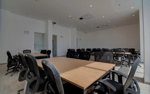 OYO Townhouse 231 Golden Avenue Road