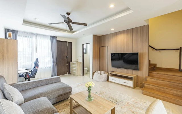Awesome 3bd Townhouse with a patio