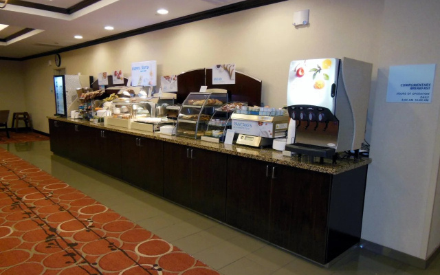 Holiday Inn Express and Suites Washington Meadow L
