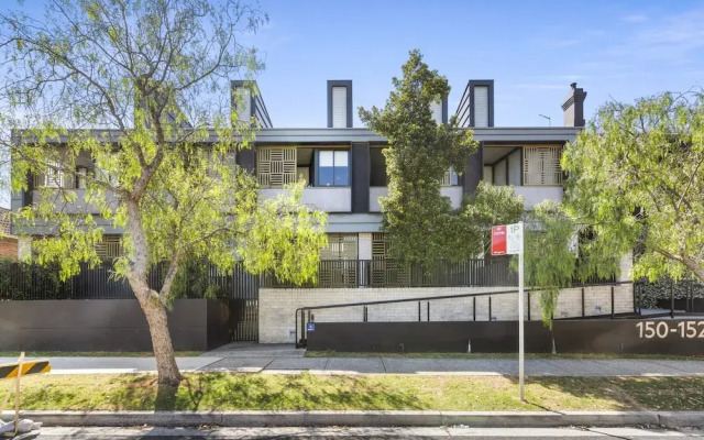 Spacious 2-bed Retreat With BBQ & Courtyard