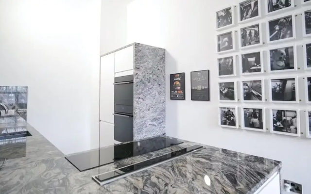 1-bed Loft Apartment - Free Parking, Central