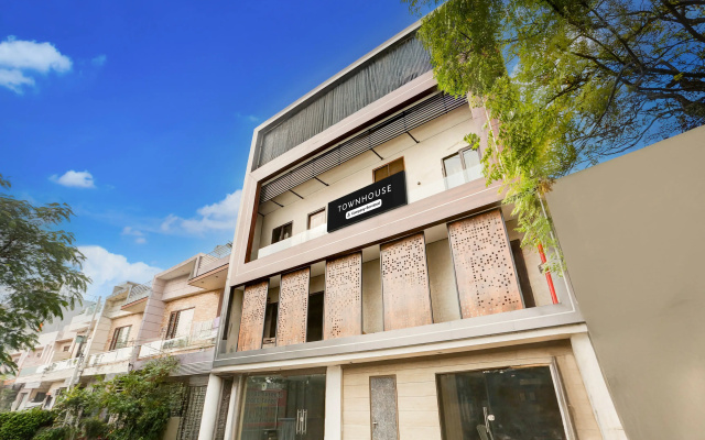 Townhouse by OYO Haibowal Chowk Near DMC