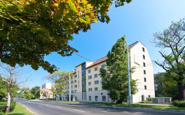 Отель ACHAT Premium Budapest вид на фасад