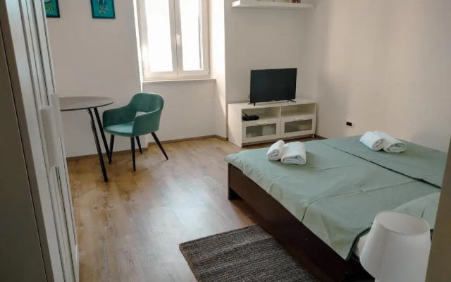 Studio apartment above promenade w terrace & parking