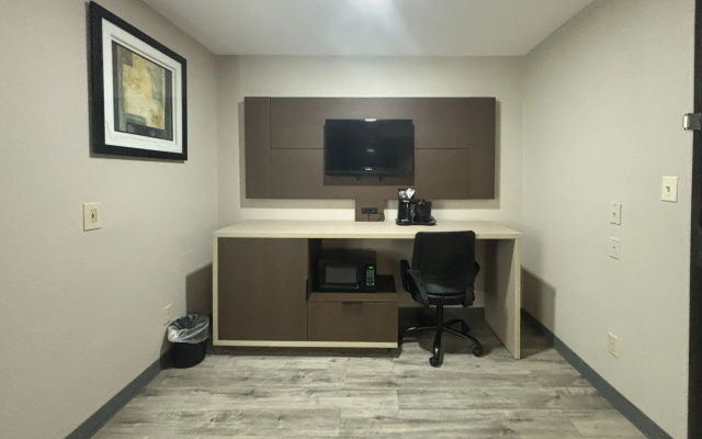 Quality Inn & Suites at Airport Blvd I-65