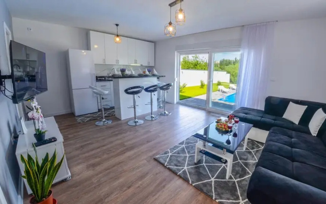 Sweet Retreat-Buna Riverside with pool