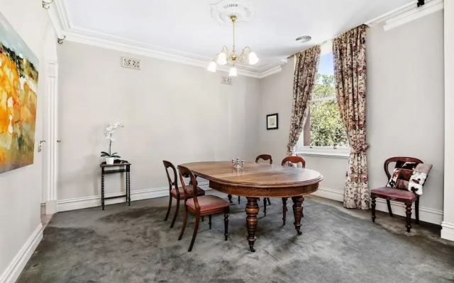 Hanna, 4BDR Melbourne Apartment
